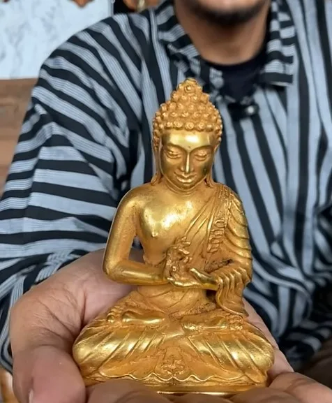 Patung Dewa budha Terbuat dari emas hasil temuan